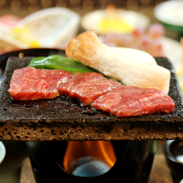 【夕食付】「溶岩焼き」が好評！甲州牛など地元の食材を使ったご夕食をご用意