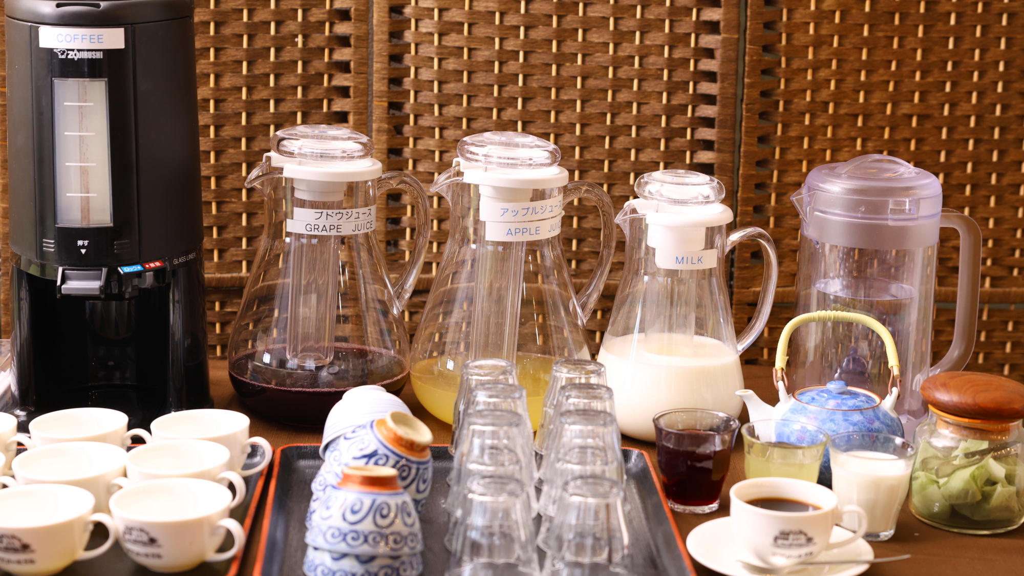 お食事とご一緒に、ドリンクバーもぜひご利用ください。