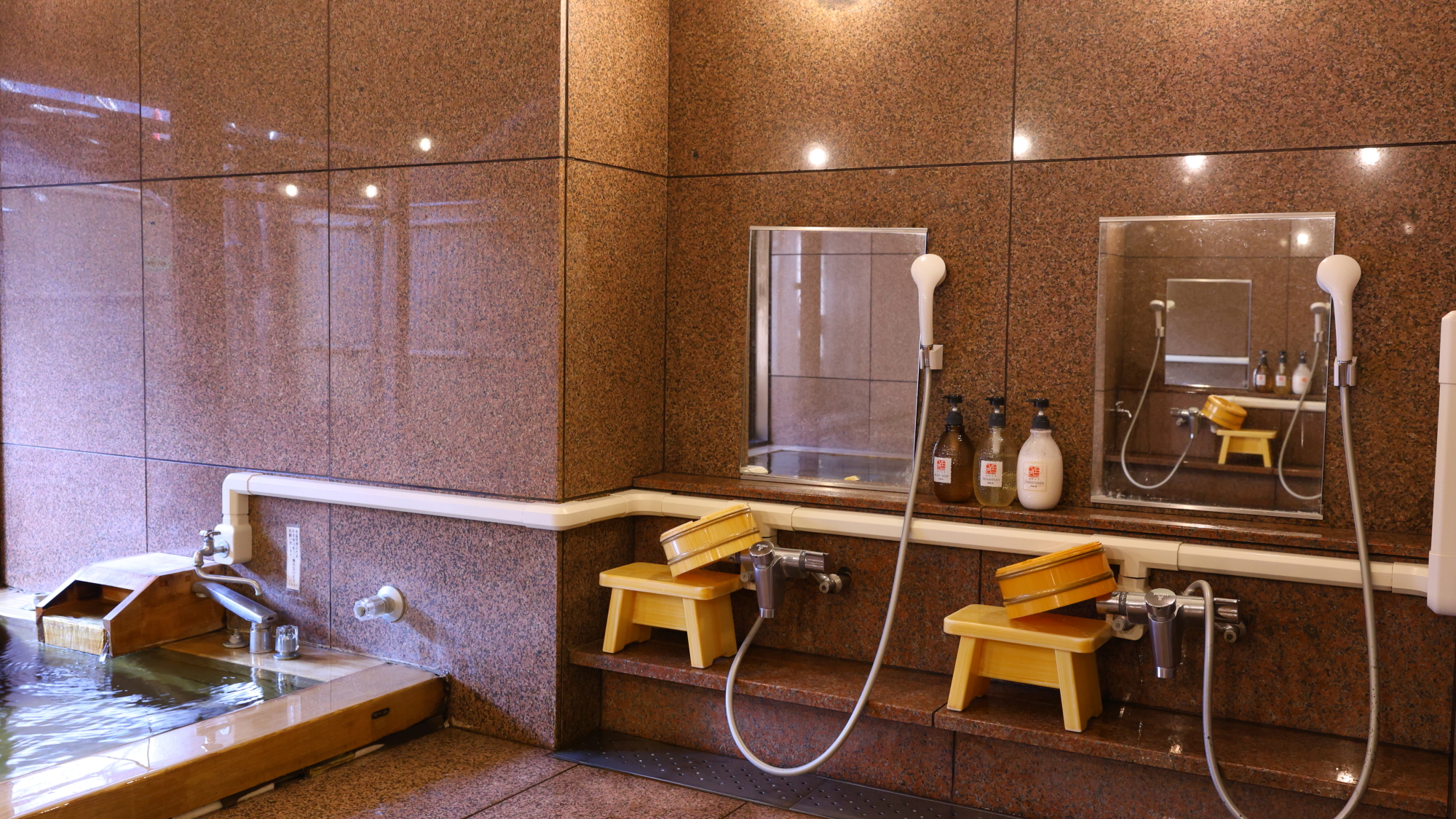 【古代ヒノキ風呂】木のぬくもりに包まれながら、ゆったりとお寛ぎいただけます。