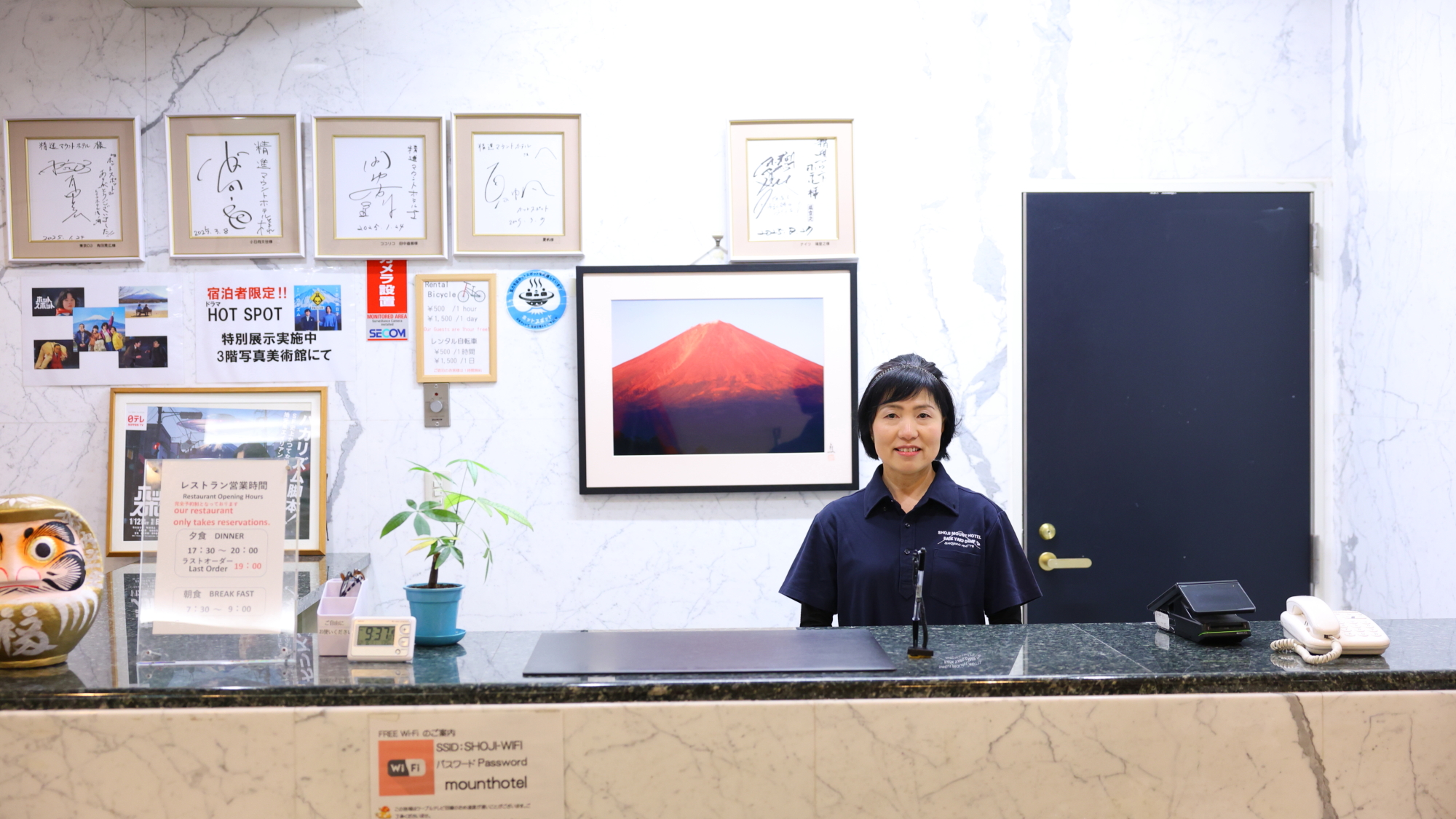 ご滞在中のご案内やご相談は、フロントまでお気軽にお声がけください。