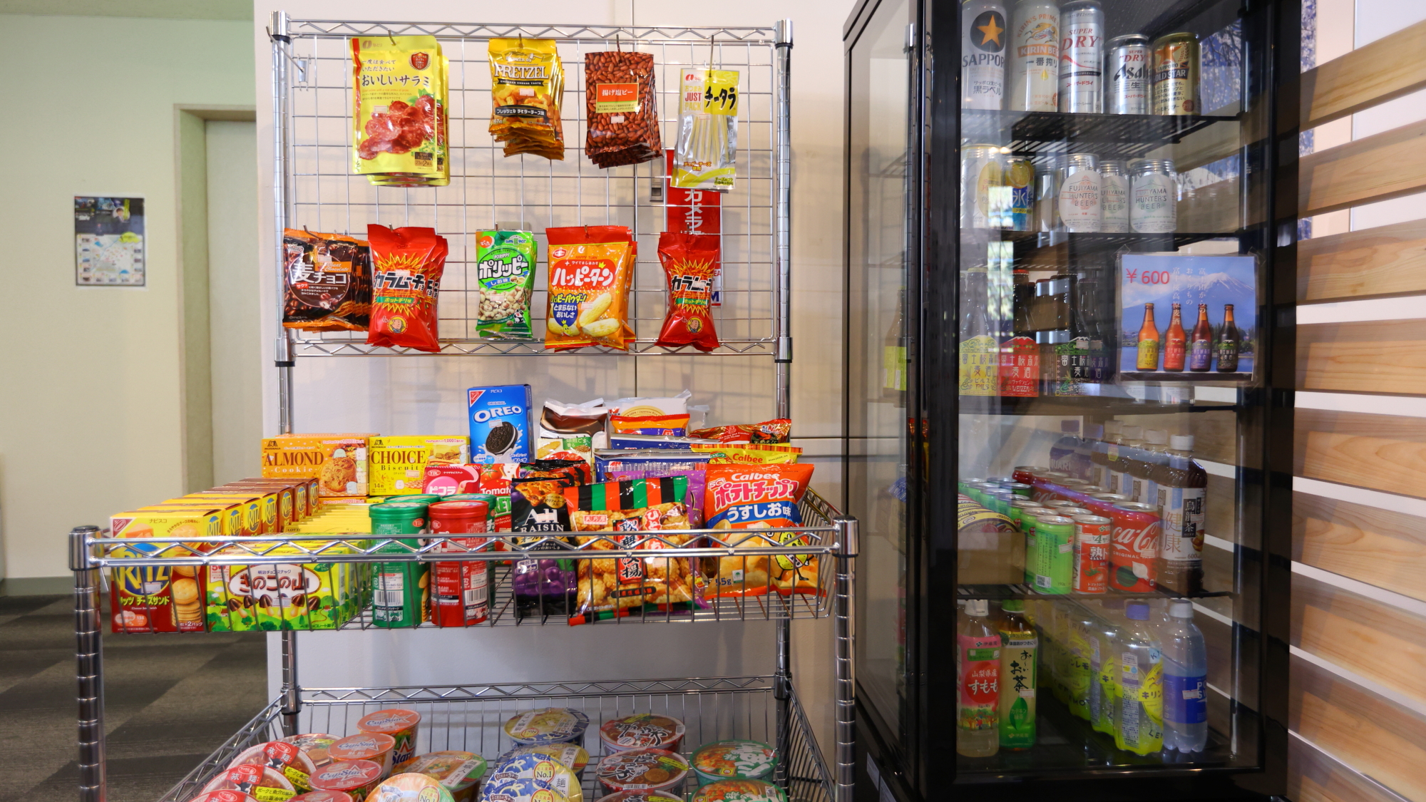 フロント前でお菓子や飲料、カップラーメンを販売しております。