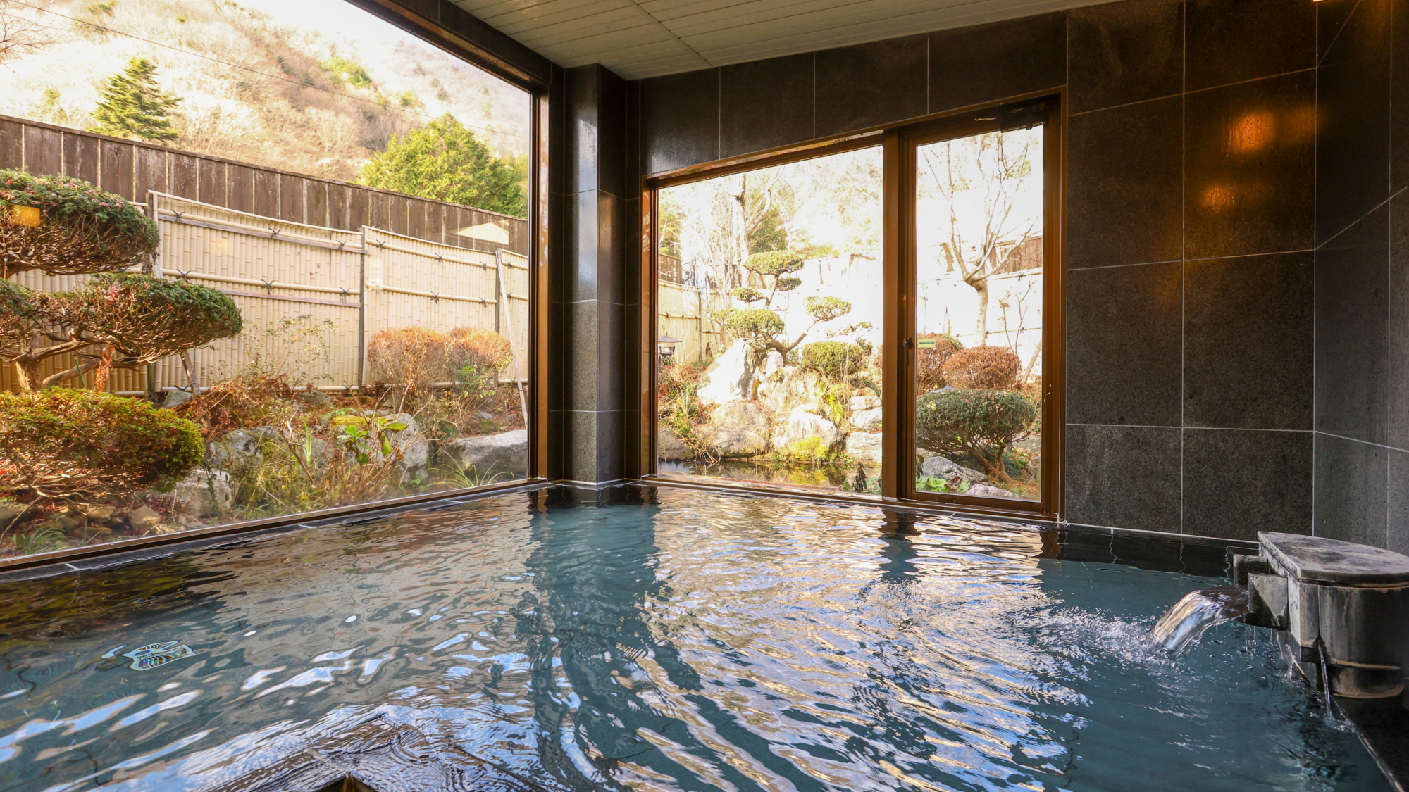【大理石風呂】窓の向こうに広がるお庭を眺めながら、旅の疲れを癒してください。