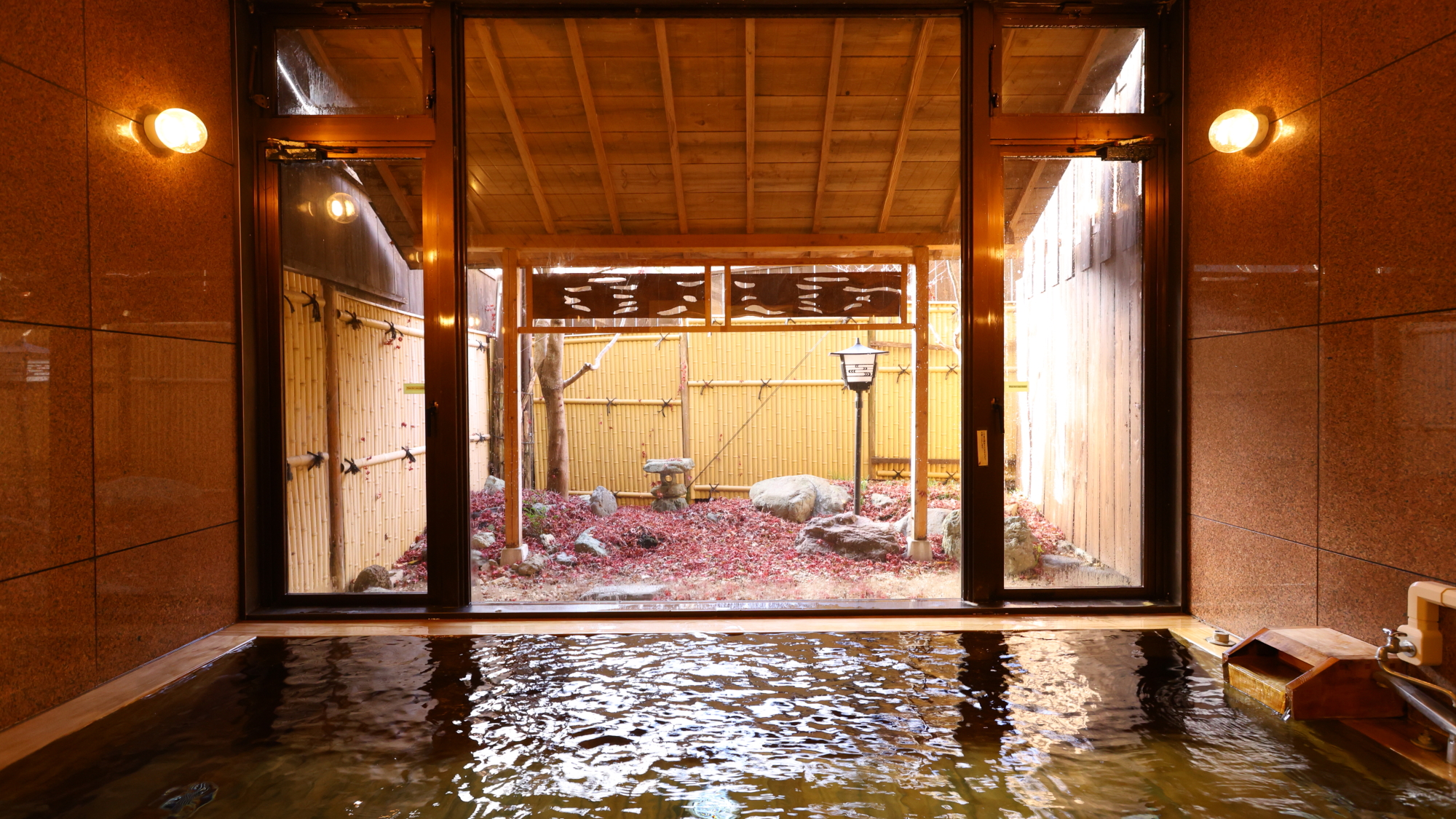 【古代ヒノキ風呂】木のぬくもりに包まれながら、ゆったりとお寛ぎいただけます。