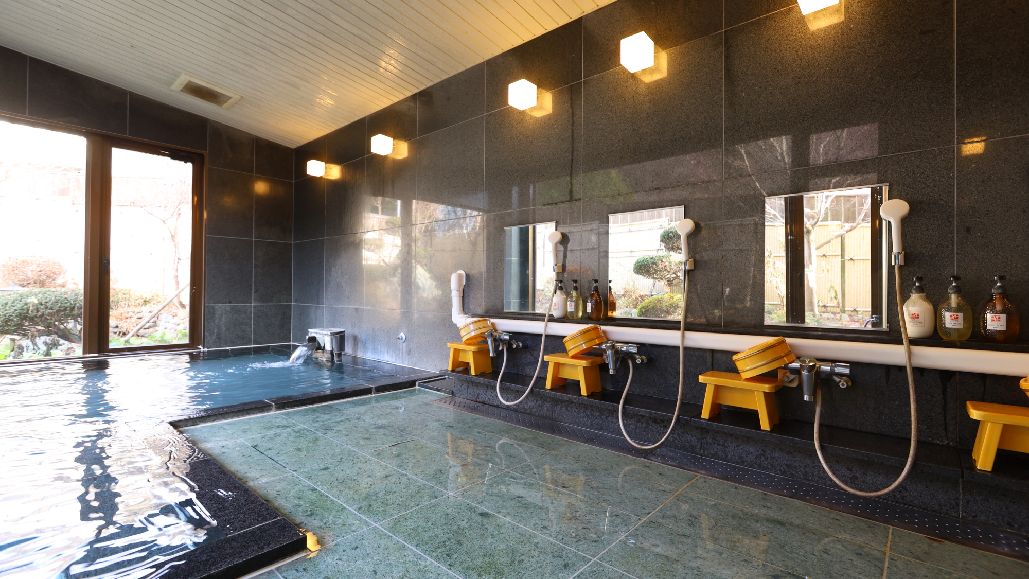 【大理石風呂】窓の向こうに広がるお庭を眺めながら、旅の疲れを癒してください。