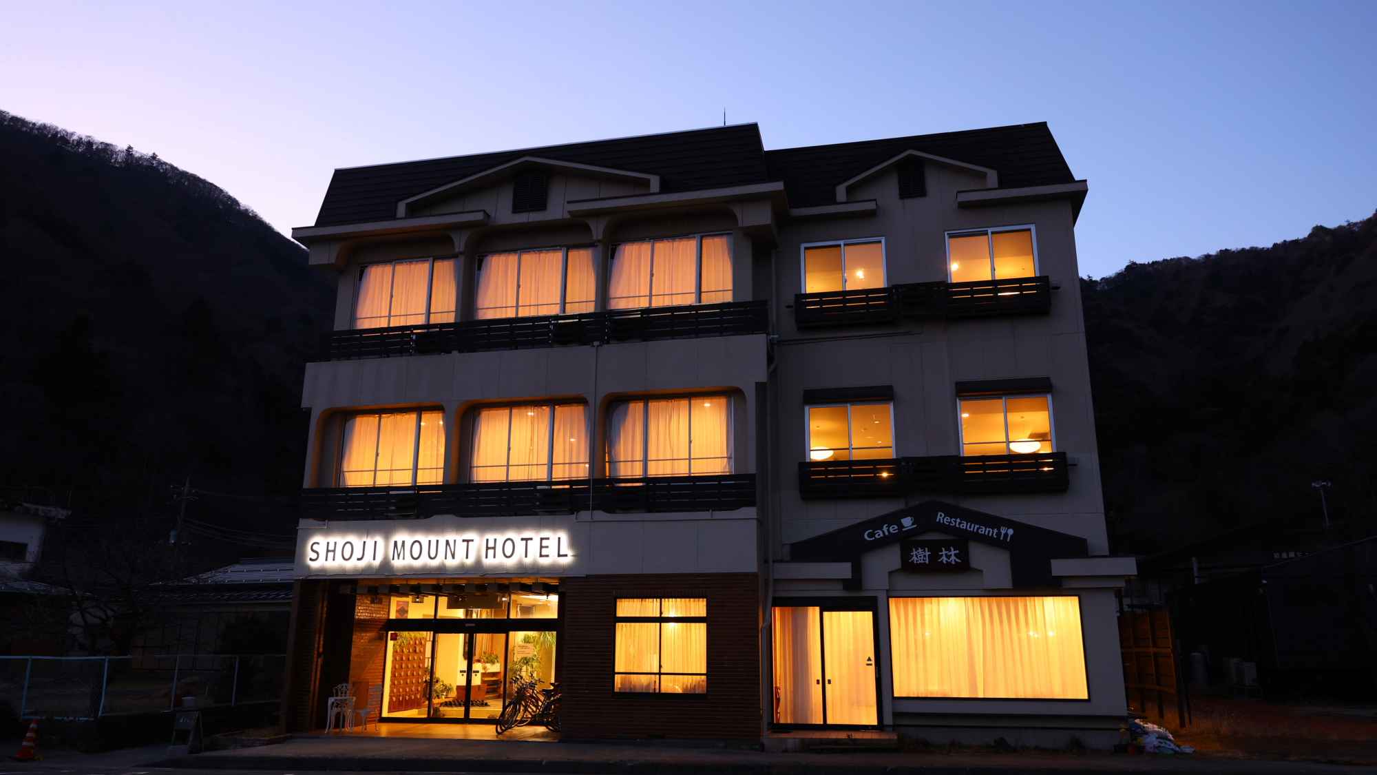 【外観】やさしいあかりに照らされたホテルが、静かにお客様を迎えます。