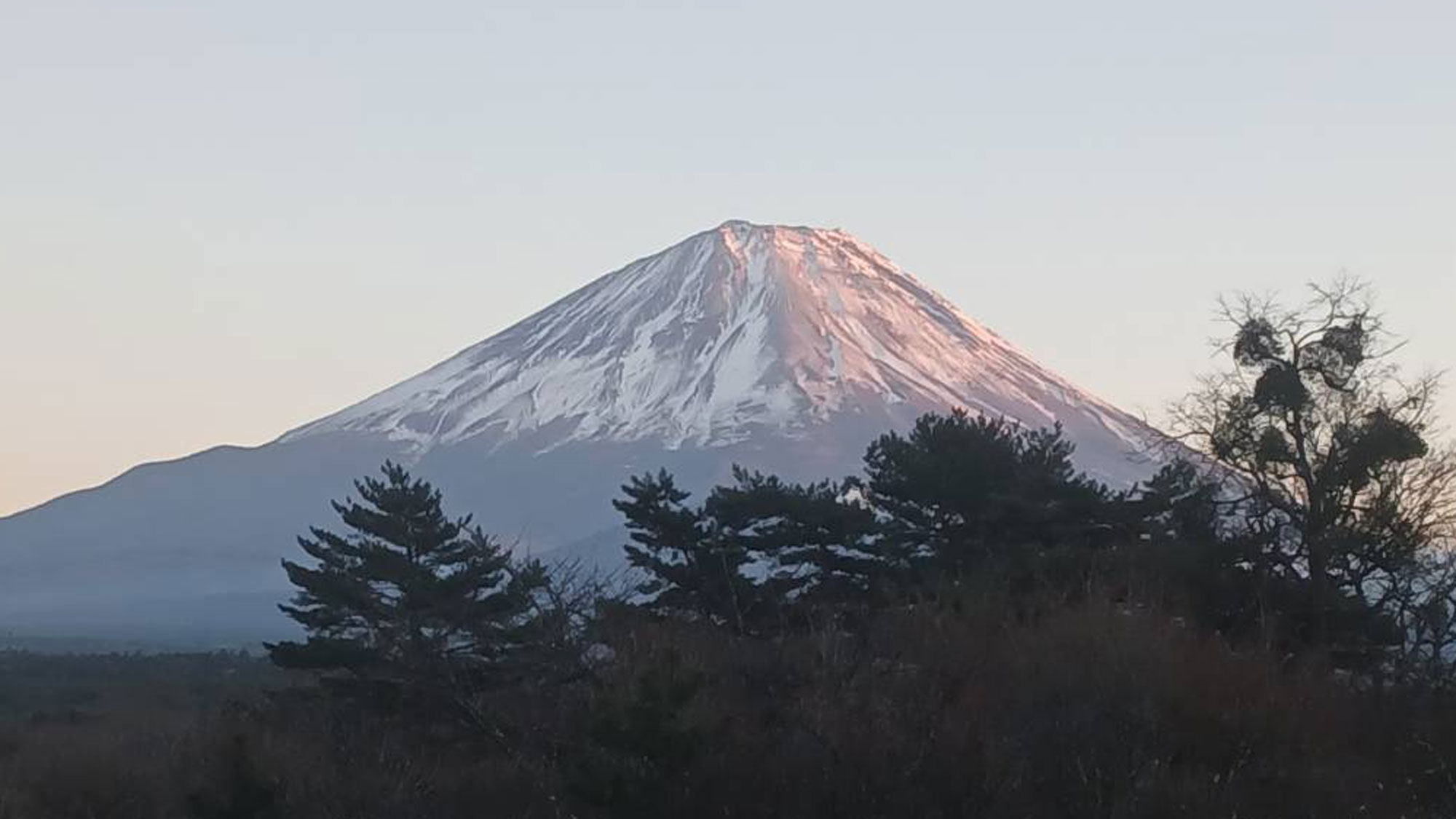 夕暮れ時、やさしい光に包まれる富士山。ご宿泊だからこそ様々な富士山をお楽しみいただけます。