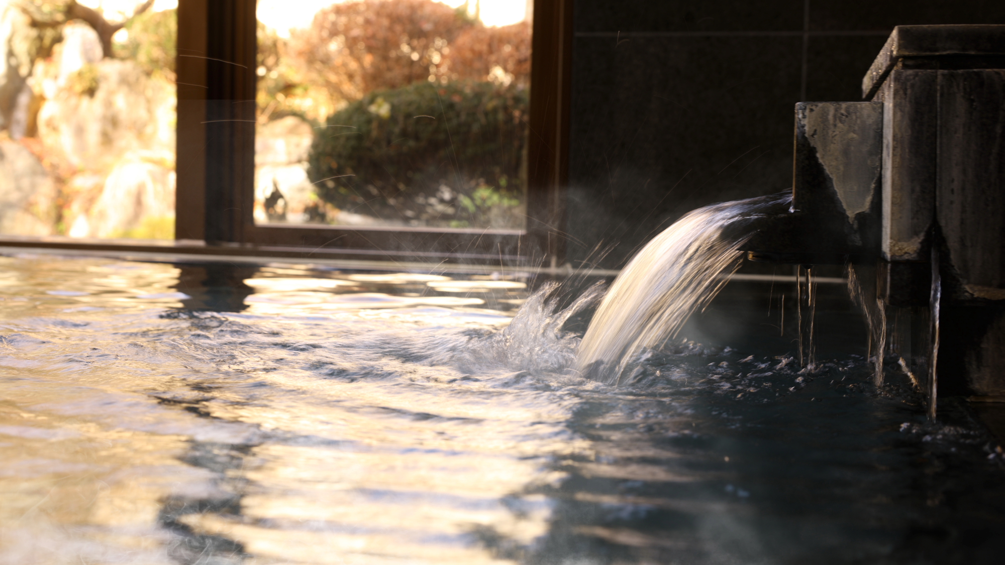 【大理石風呂】窓の向こうに広がるお庭を眺めながら、旅の疲れを癒してください。