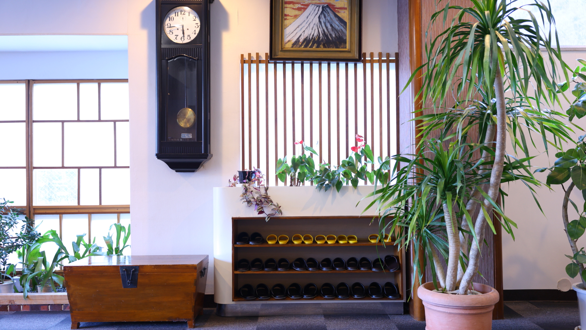 【ロビー】落ち着いた雰囲気でお客様をお迎えいたします。