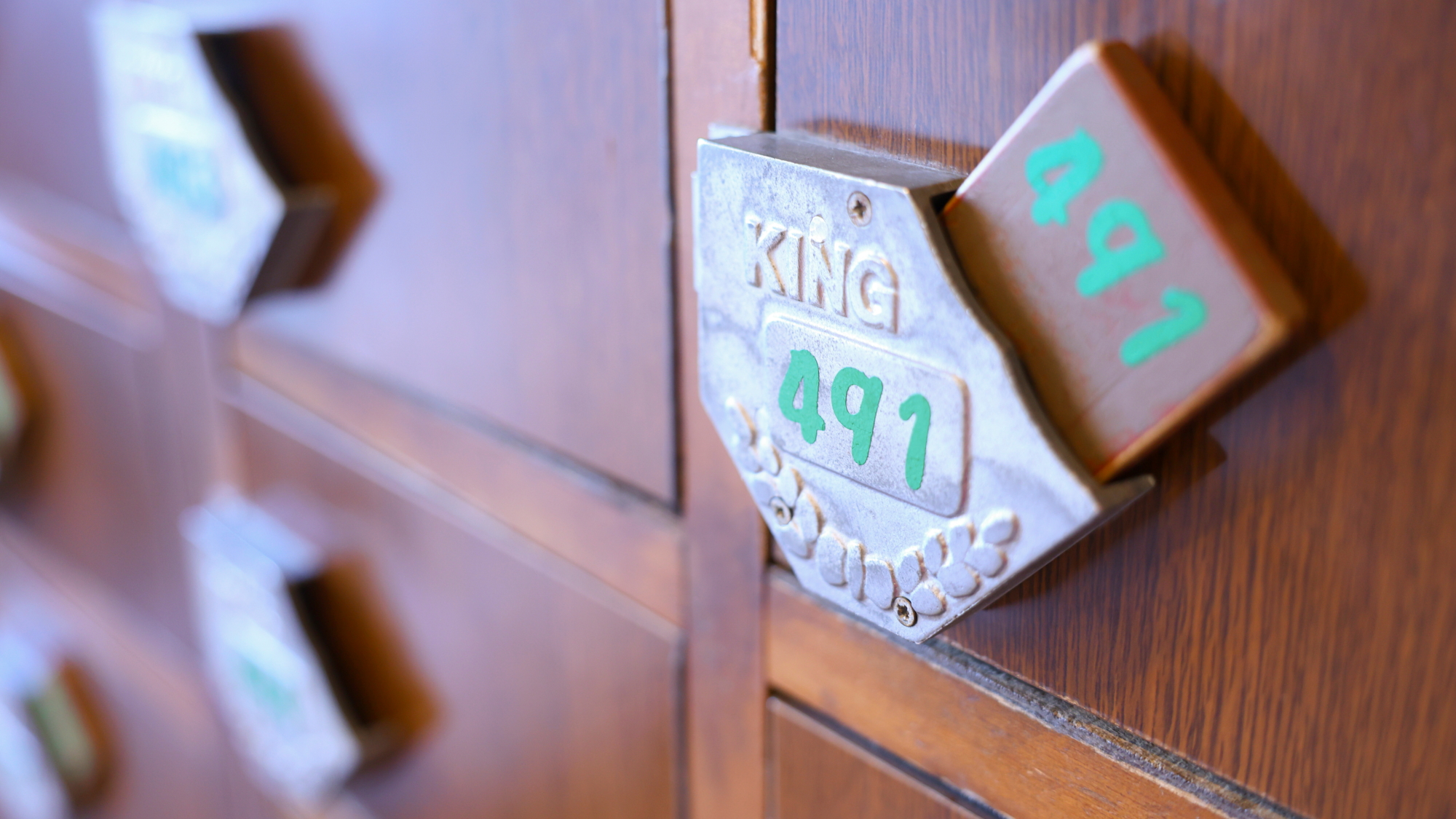 温もりを感じるレトロな木製下駄箱。