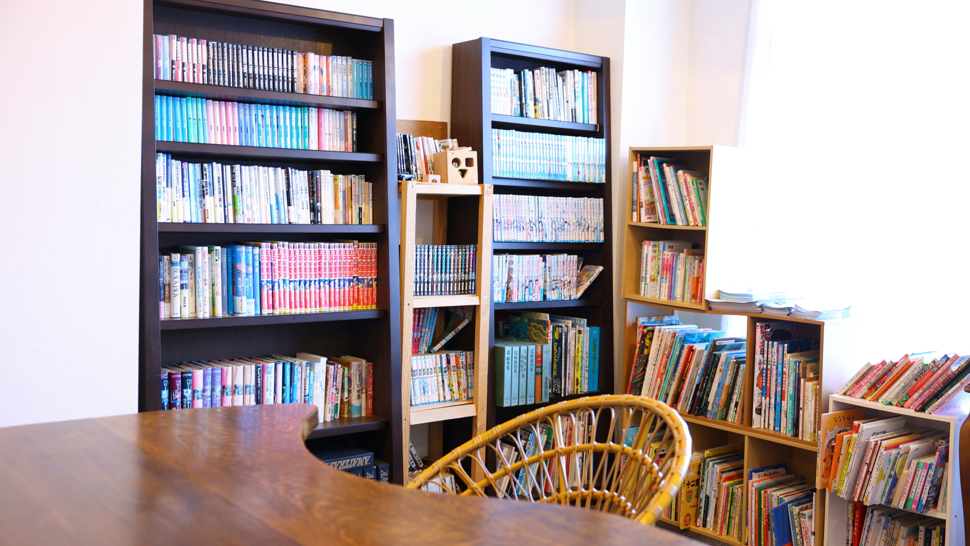 のんびりと過ごせる読書スペースは、他のゲストとの交流の場にも。