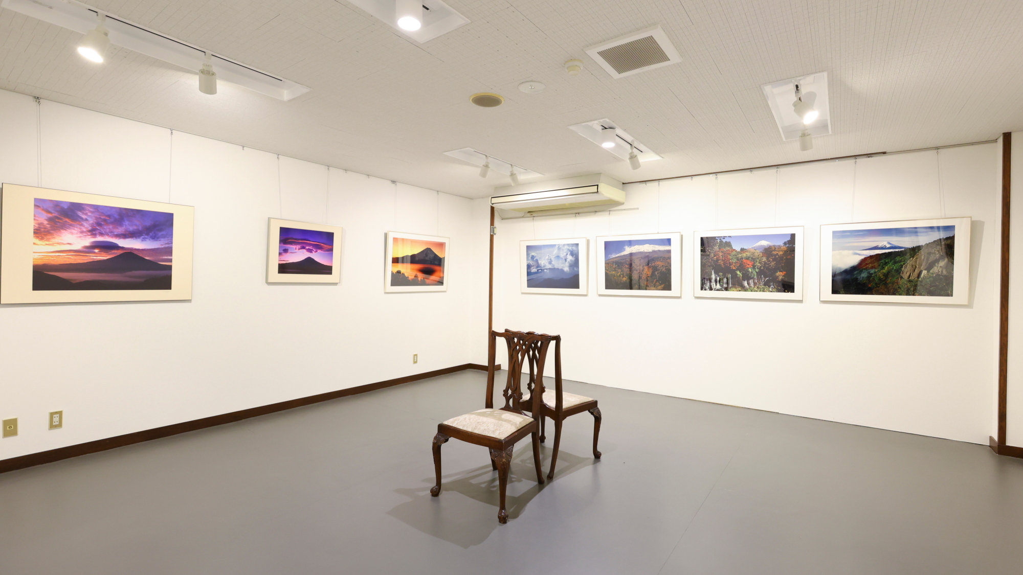 さまざまな表情の富士山を写真で楽しめる展示スペース。