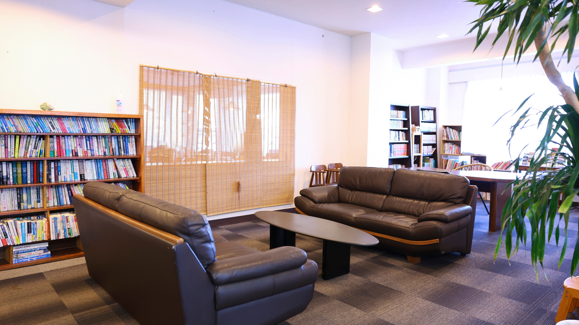 のんびりと過ごせる読書スペースは、他のゲストとの交流の場にも。