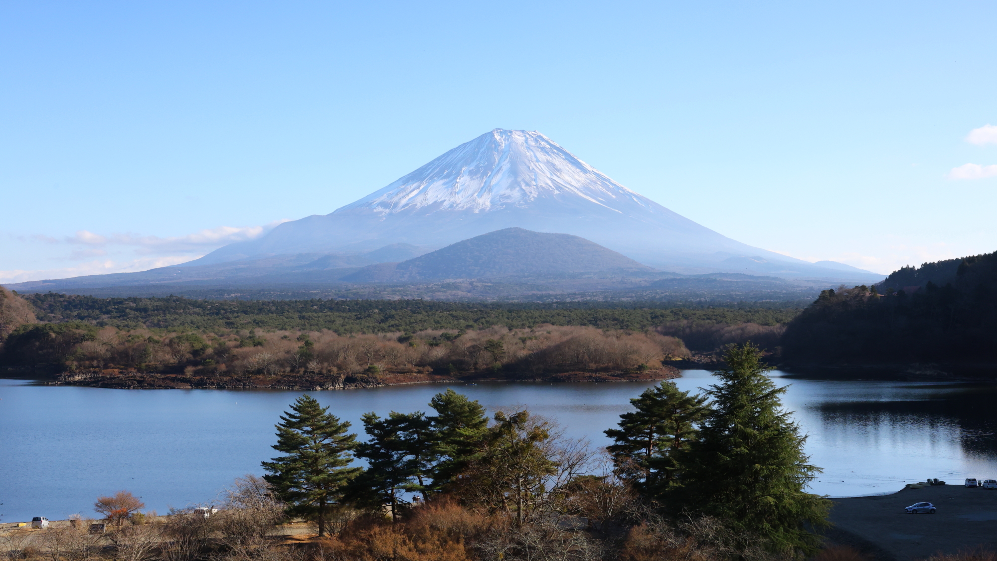 四季折々に表情を変える富士山&times;精進湖。ここでしか味わえない圧巻のロケーションです。
