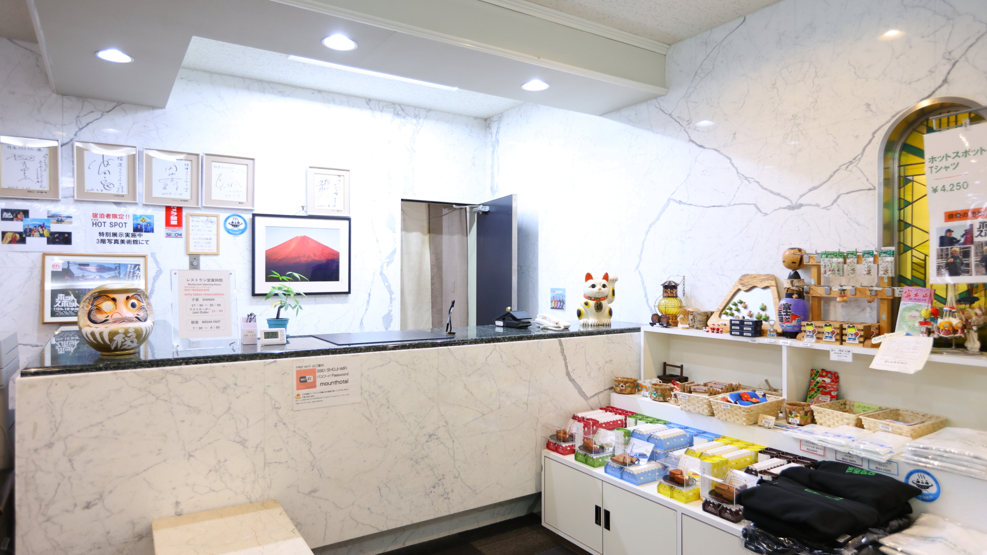 フロント横にはお土産や、ドラマ「ホットスポット」グッズも販売しております。