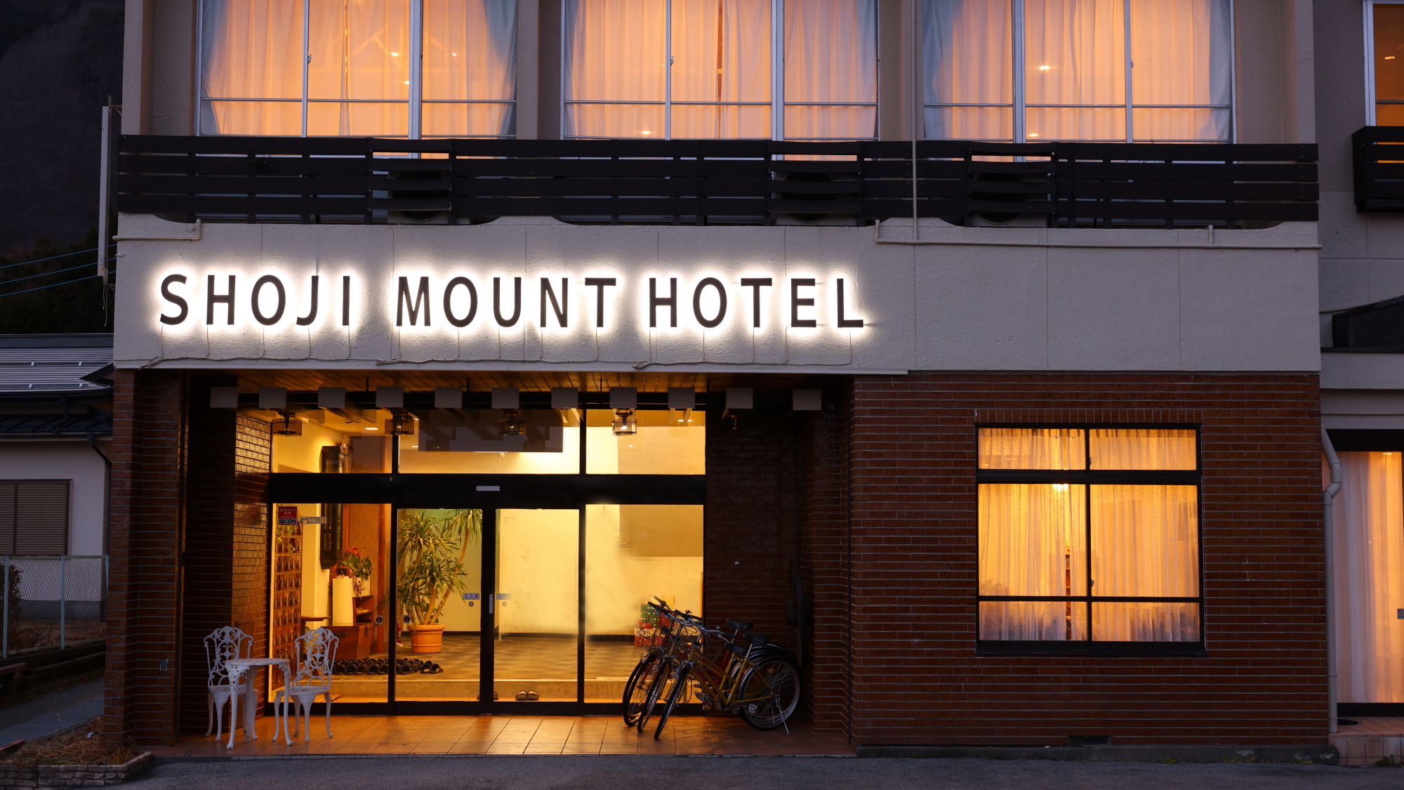 【外観】やさしいあかりに照らされたホテルが、静かにお客様を迎えます。
