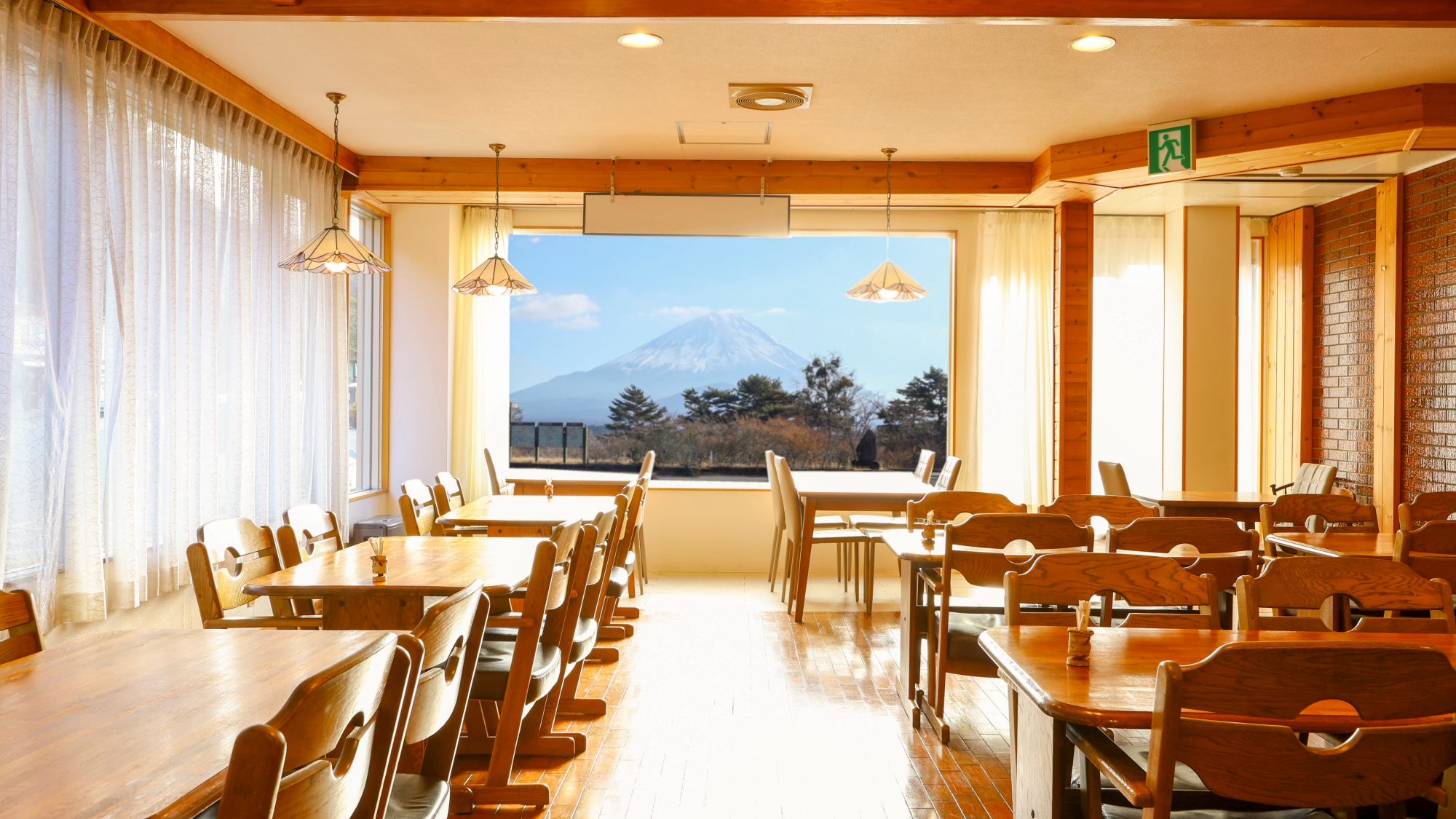 大きな窓から雄大な富士山と精進湖の景色が望める食事会場。
