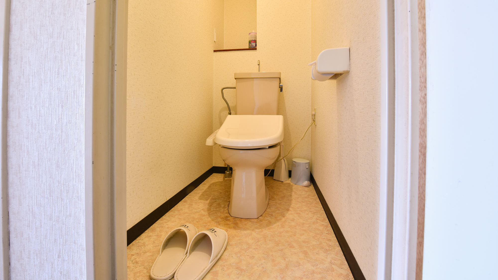 *客室一例／トイレ付きのお部屋には洗浄機能付きトイレを設置。