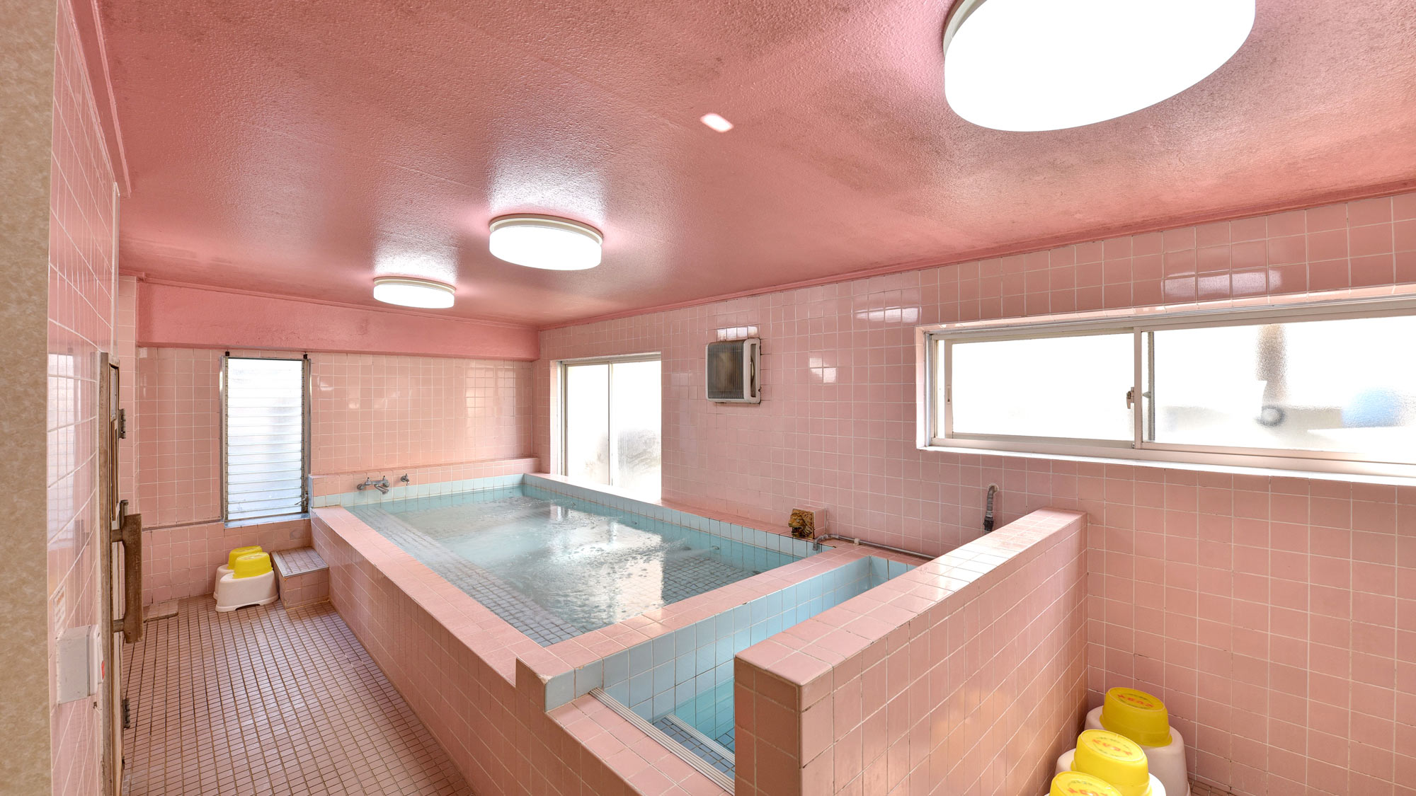*男性専用大浴場一例／ゆったり広々としたお風呂。ジャグジーでリラックスできます。