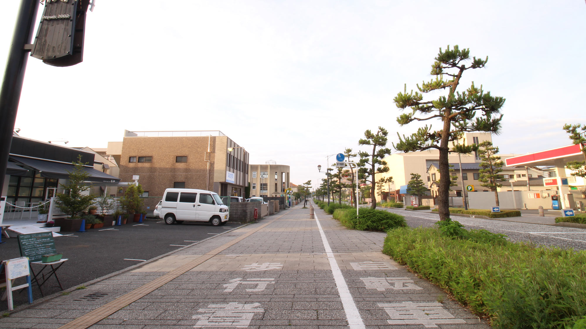 *平塚海岸への遊歩道／整備された広い歩道はウォーキングやワンちゃんのお散歩に最適！