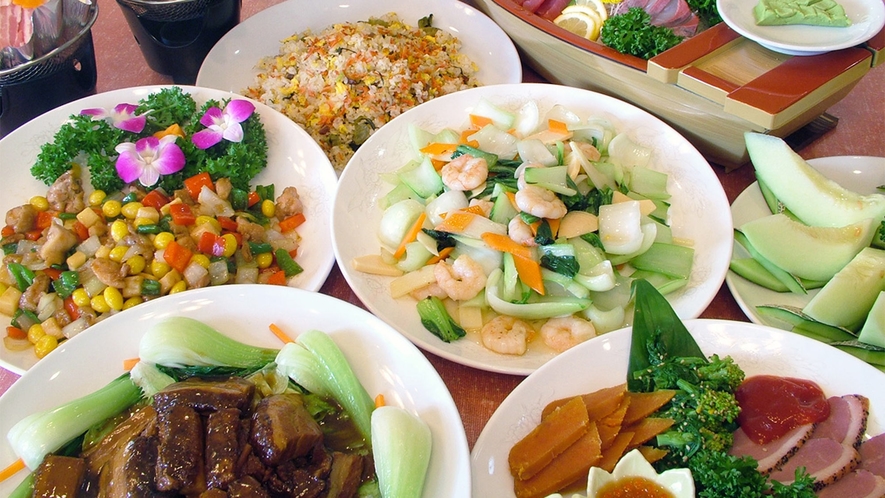 *宴会プラン和中コース一例／お刺身、鍋物などの和食と炒飯など中華料理を合わせた約7品。