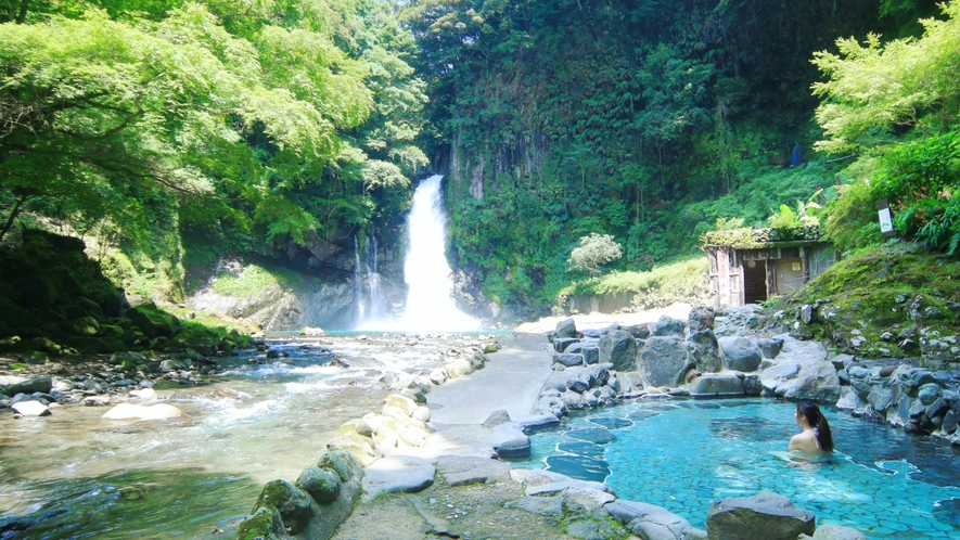 伊豆最大の大滝を眺めながら楽しむ温泉。水着着用の混浴風呂でお楽しみください。