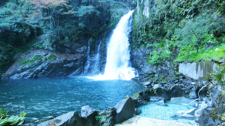 伊豆最大の大滝を眺めながら楽しむ温泉。水着着用の混浴風呂でお楽しみください。