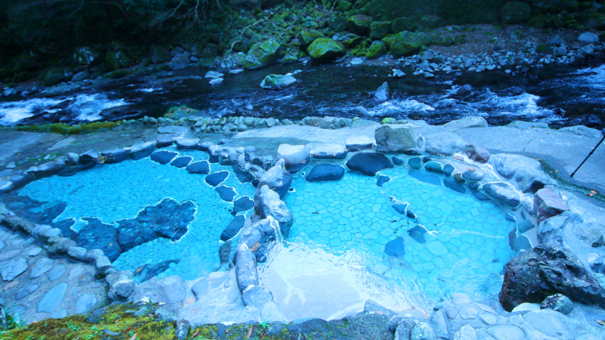 伊豆最大の大滝を眺めながら楽しむ温泉。水着着用の混浴風呂でお楽しみください。