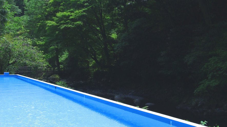 ◆プール　渓流沿いに本格的な２５ｍプール、夏休み中は小さなお子様用のプールもあります。