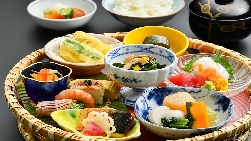 ランチ／日本料理隨縁亭　彩り豊かなお惣菜が詰まった彩り御膳