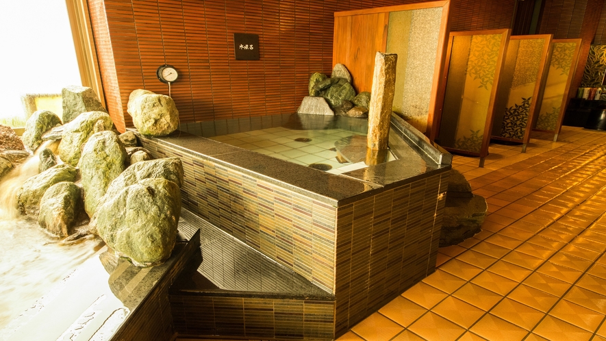 ■男性大浴場　水風呂（水温：15℃）