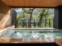 ［掛け流し露天風呂］四季折々の景色がお楽しみ頂ける天然温泉露天風呂　サウナ＆水風呂も併設