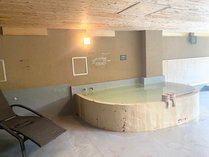 ［水風呂］サウナの後は水風呂でととのう！ととのいイスもございます♪