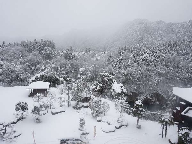 客室から見た雪の風景。鬼怒川が雪に包ま...
