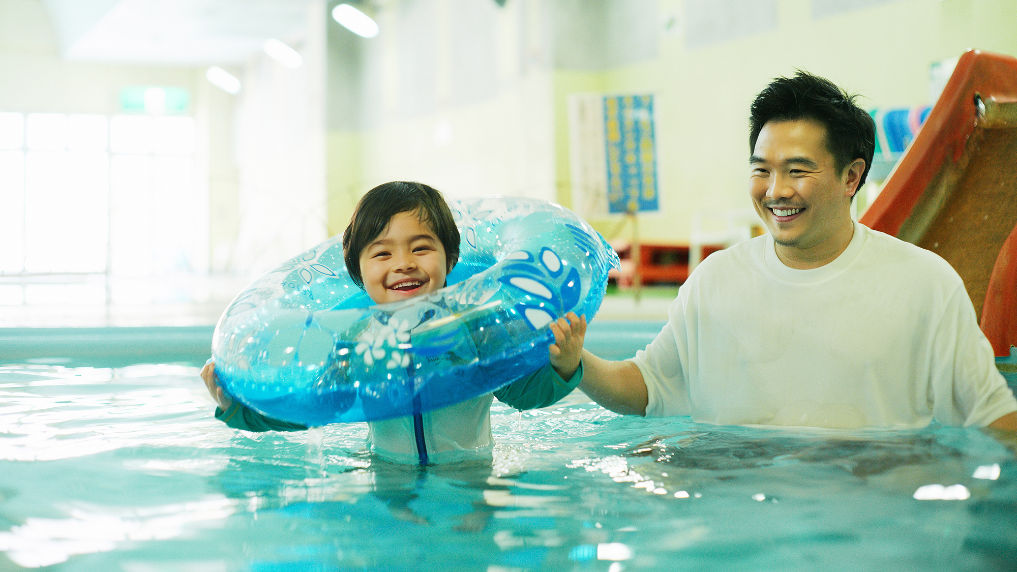 【温水プール】日帰り温泉館の方には年中楽しめる温水プールも。浮き輪などはレンタル有