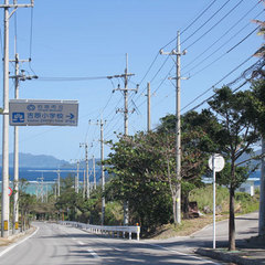 一周道路から民宿へ入る道