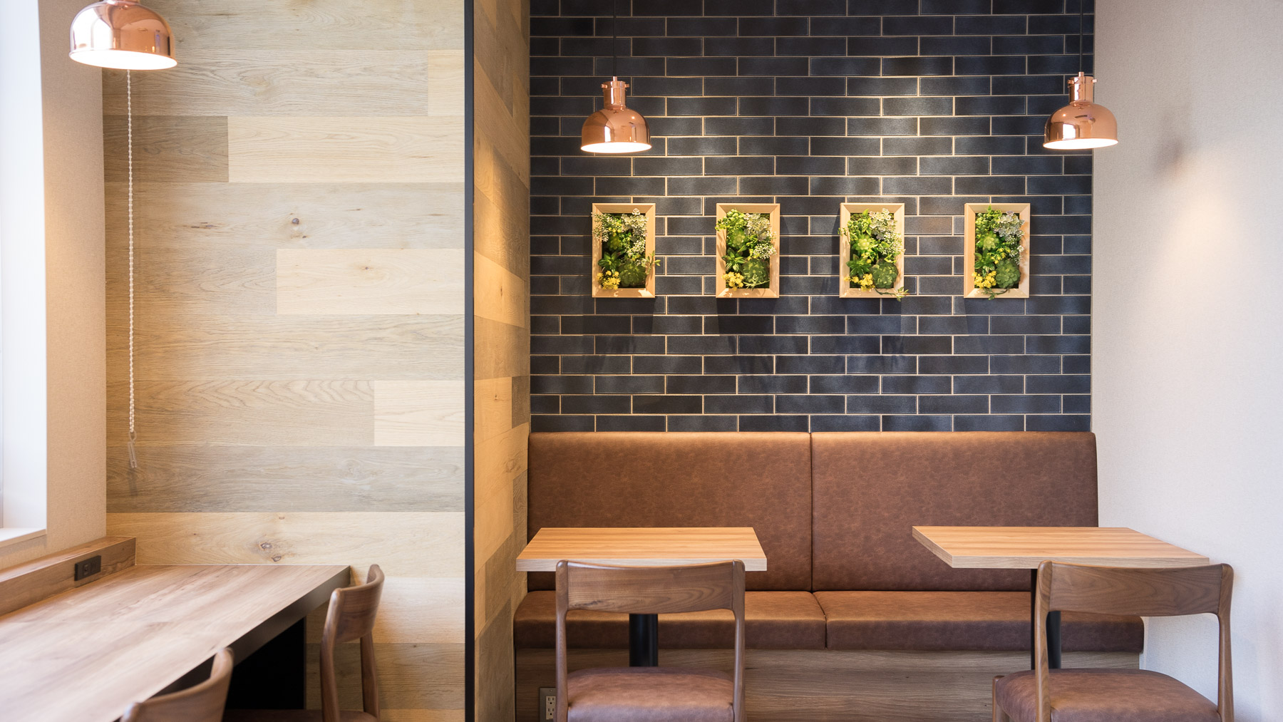 木のぬくもりも感じられるラウンジ