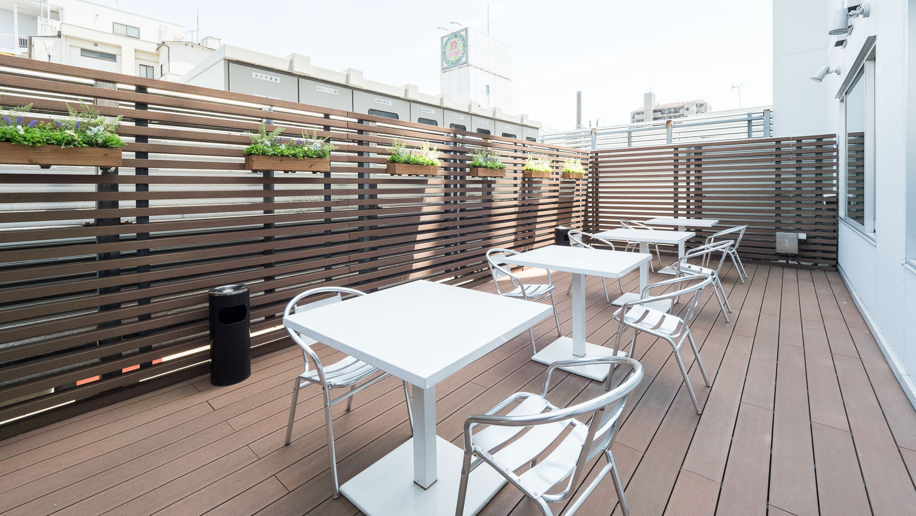 開放的なテラス席もございます