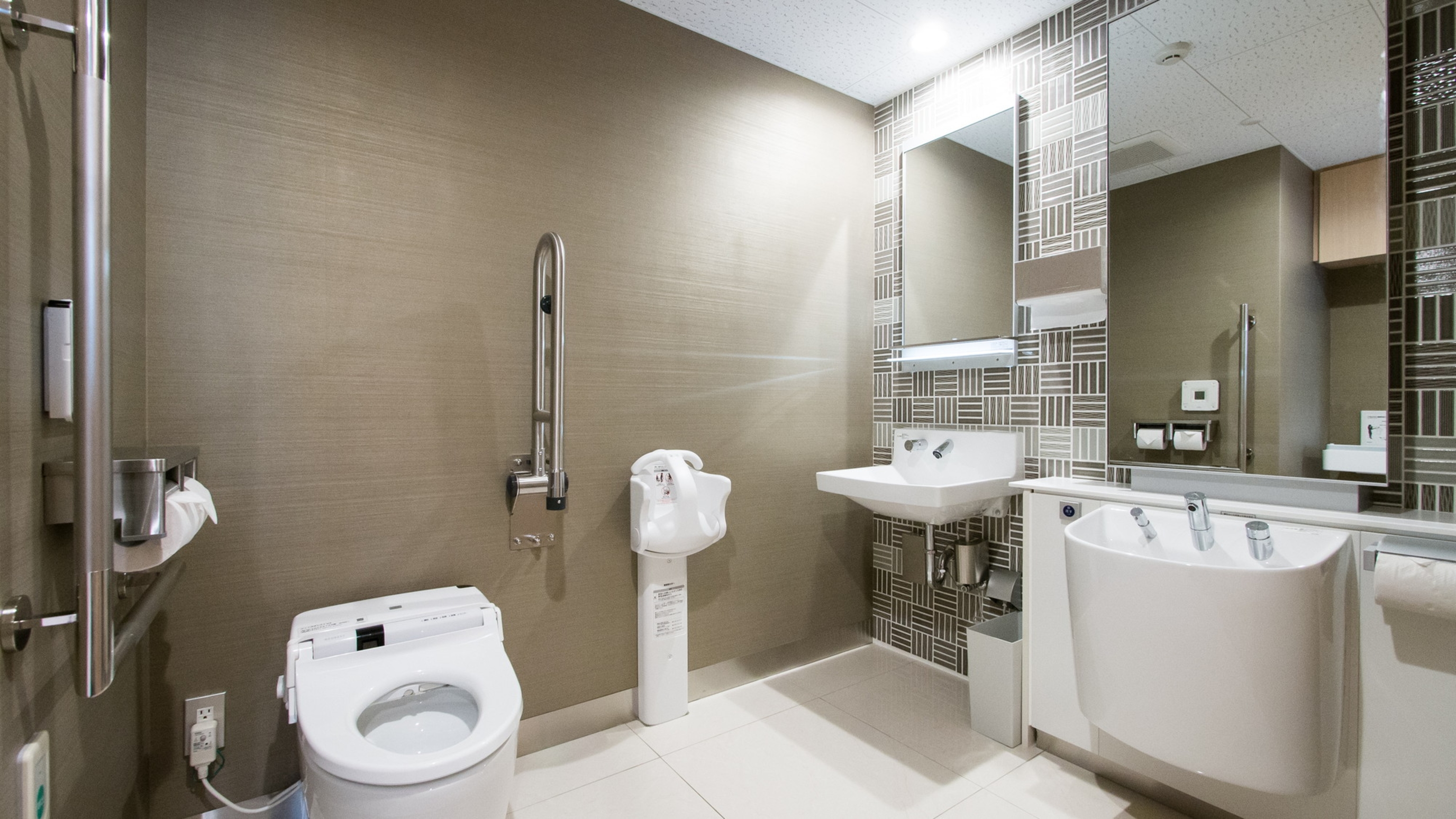 １階共用トイレはバリアフリー仕様です