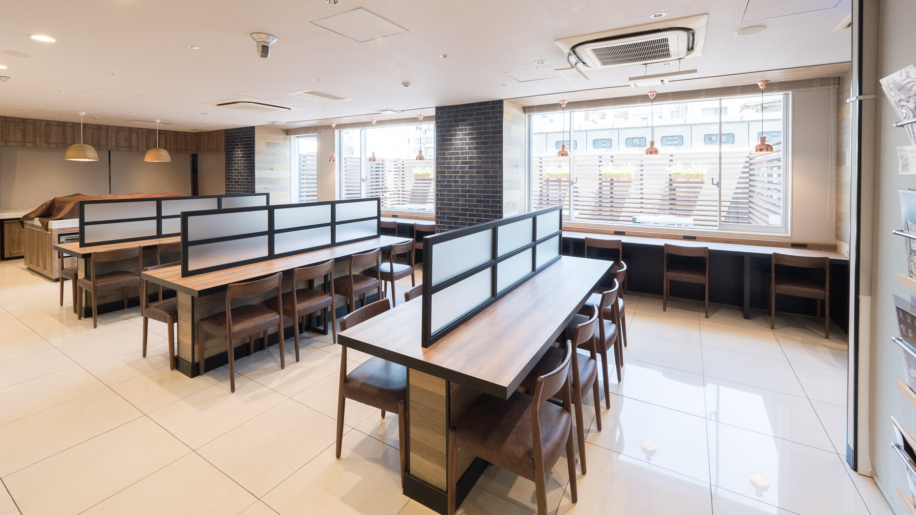 朝の陽ざしに包まれたロハスラウンジで美味しい食事を