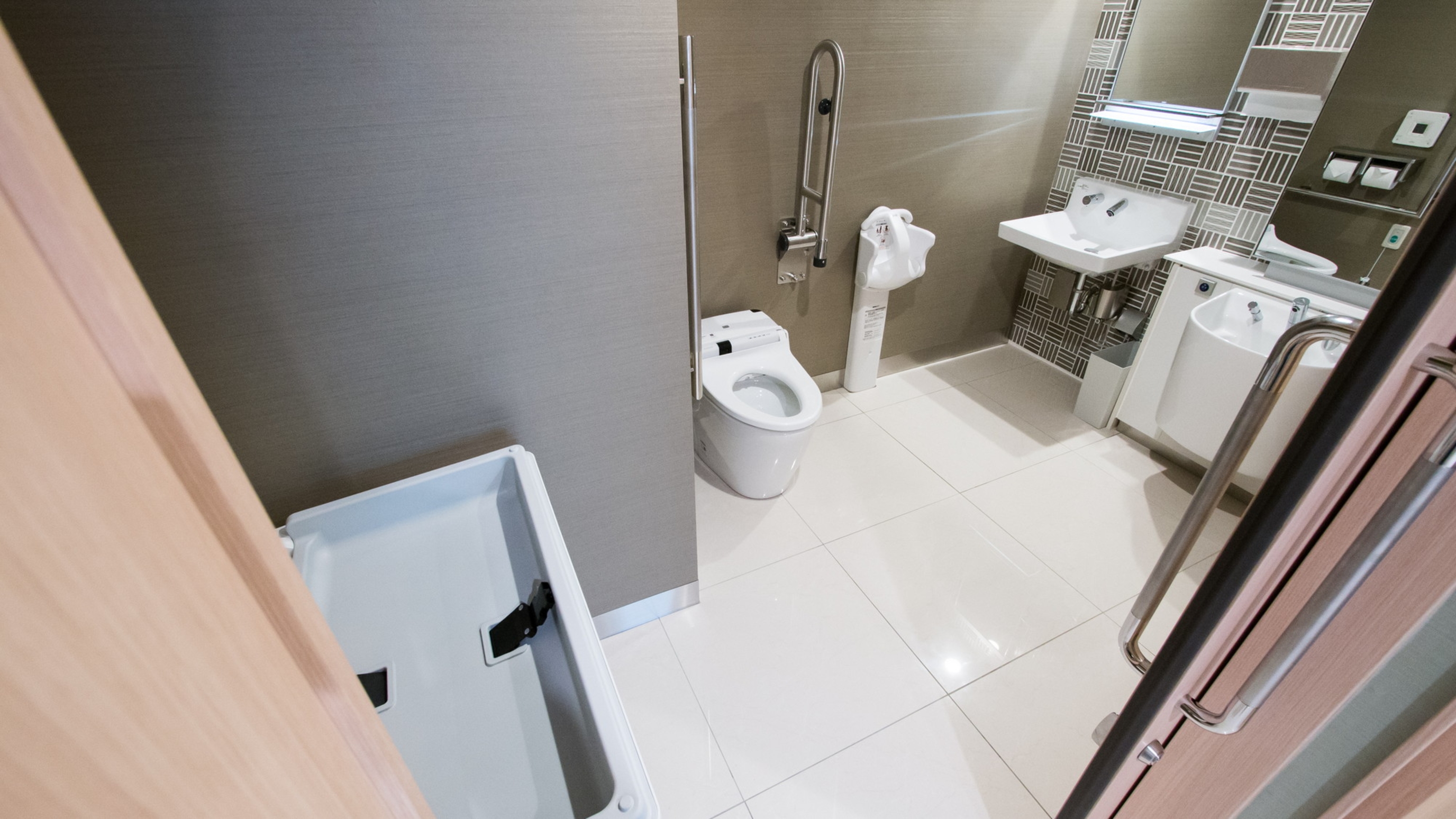 おむつ交換台やベビーキープも設置