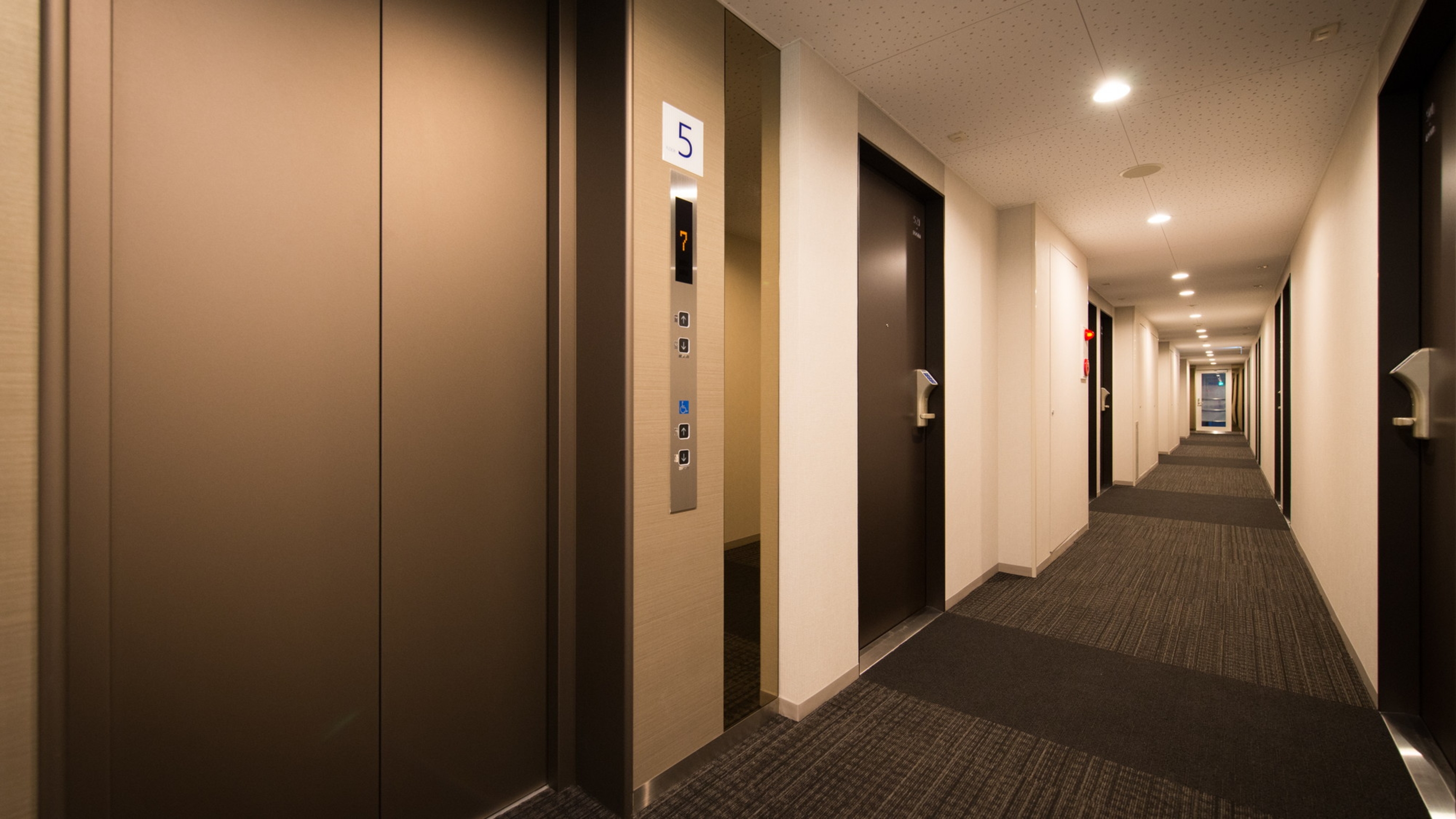 各階のエレベーター付近です
