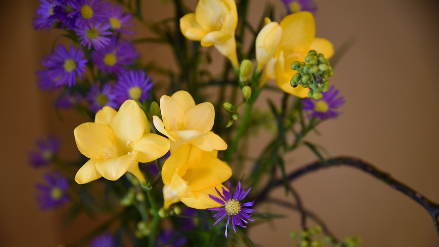 *【客室一例】ちどり(和室10畳)。季節ごとの美しい花を飾っております。