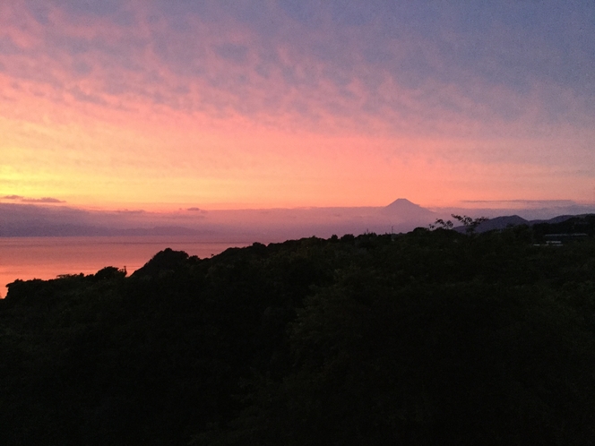 ベランダから見た夕日と富士