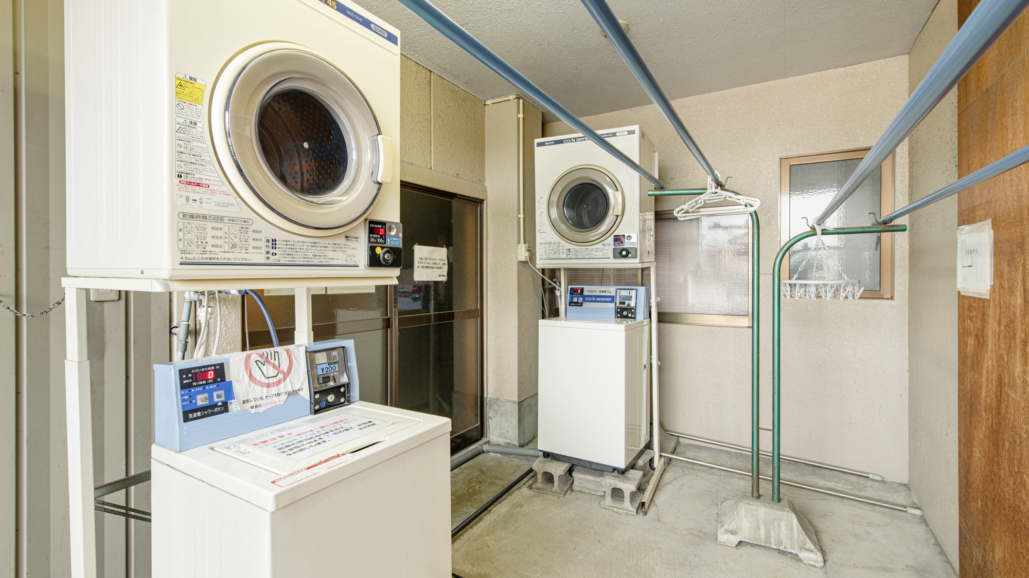 *【3階ランドリーコーナー】長期滞在でも安心のコインランドリー完備