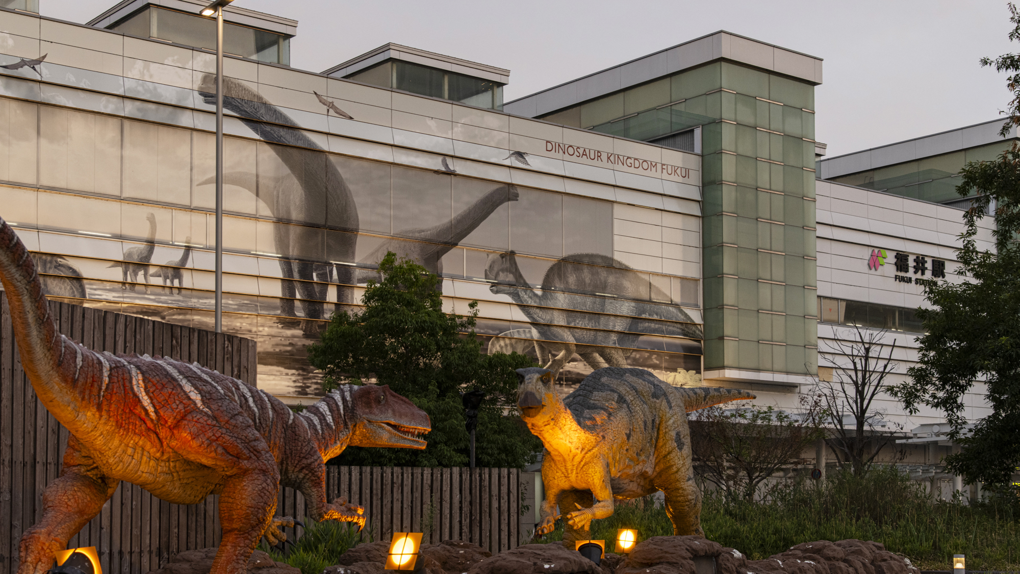 *【周辺観光】福井駅前恐竜広場：迫力ある恐竜モニュメントが旅のワクワクを演出します