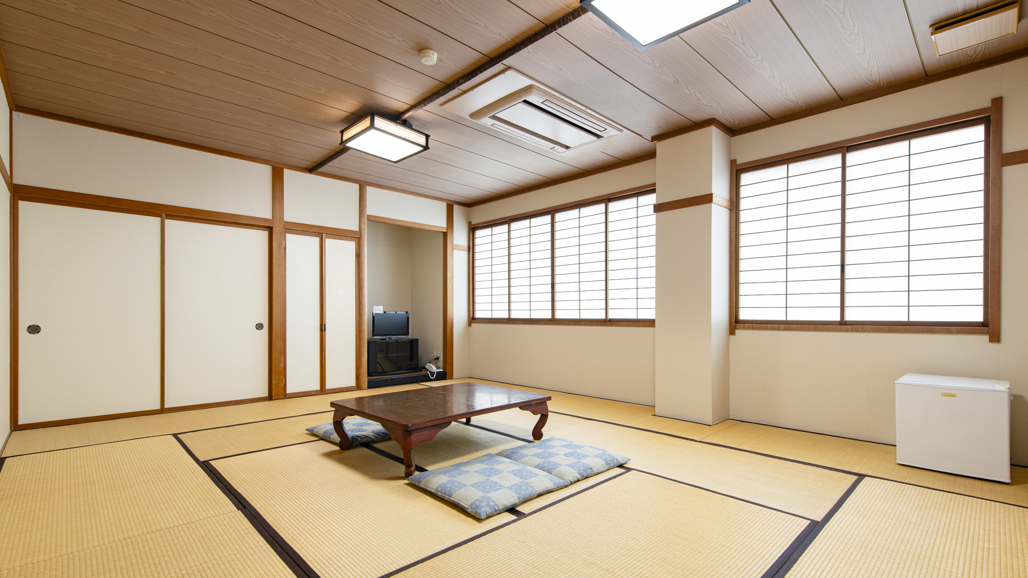 *【客室一例】和室15畳：団体旅行にぴったりの広々15畳和室で快適滞在