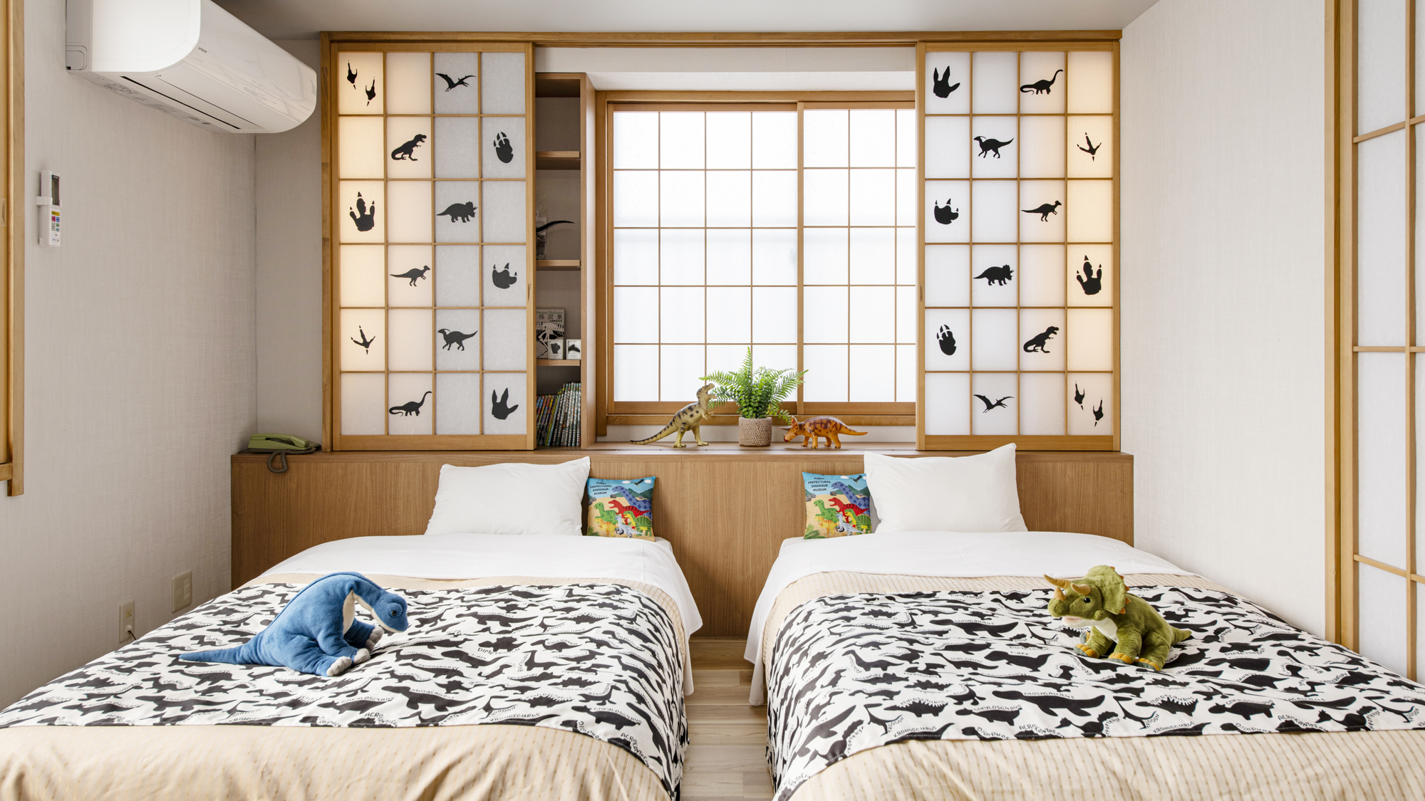 *【恐竜ルーム和洋室】窓辺に飾られた恐竜グッズが心をくすぐります