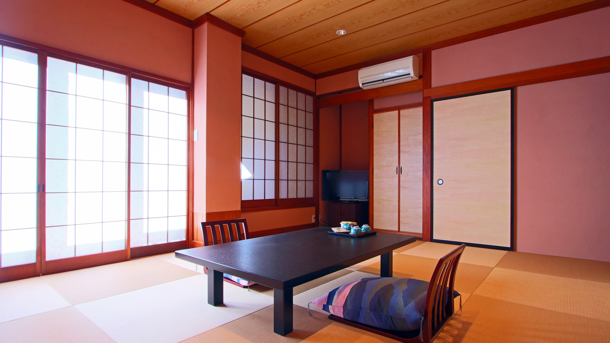 10畳和室◆『紅梅の間』くすみピンクの大人かわいいお部屋です