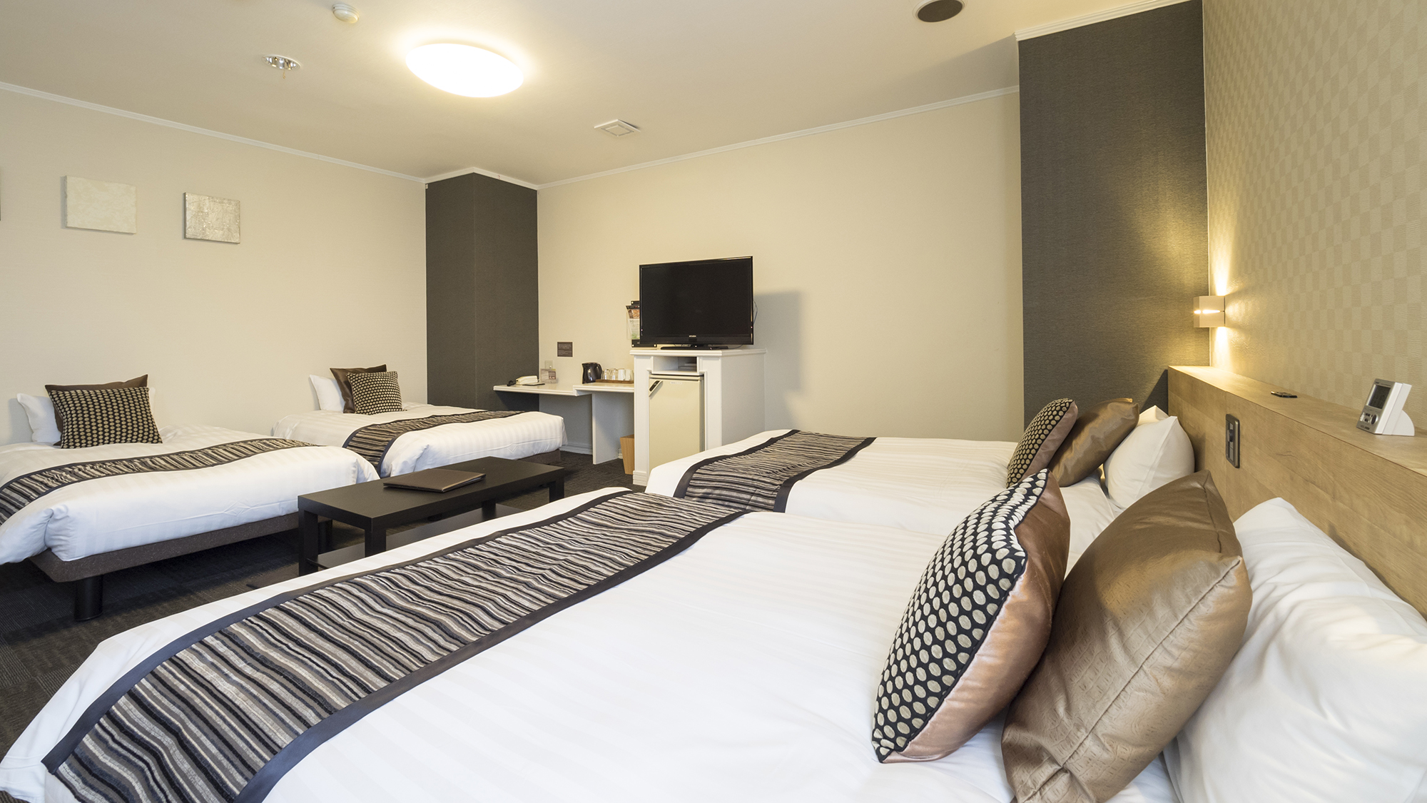 【フォースルーム】30平米/ベッド幅140cm&times;1・110cm&times;1・100cm&times;2　一例