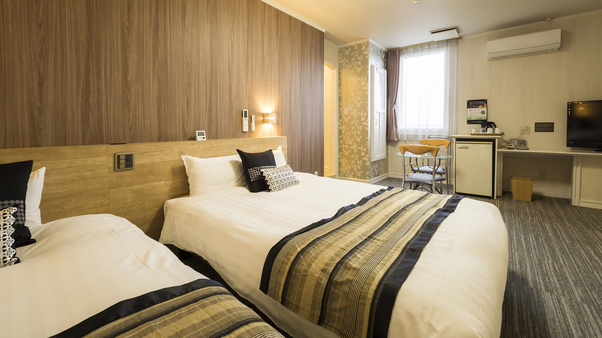 【ツインルーム】25平米/ベッド幅140cm&times;1・110cm&times;1　一例